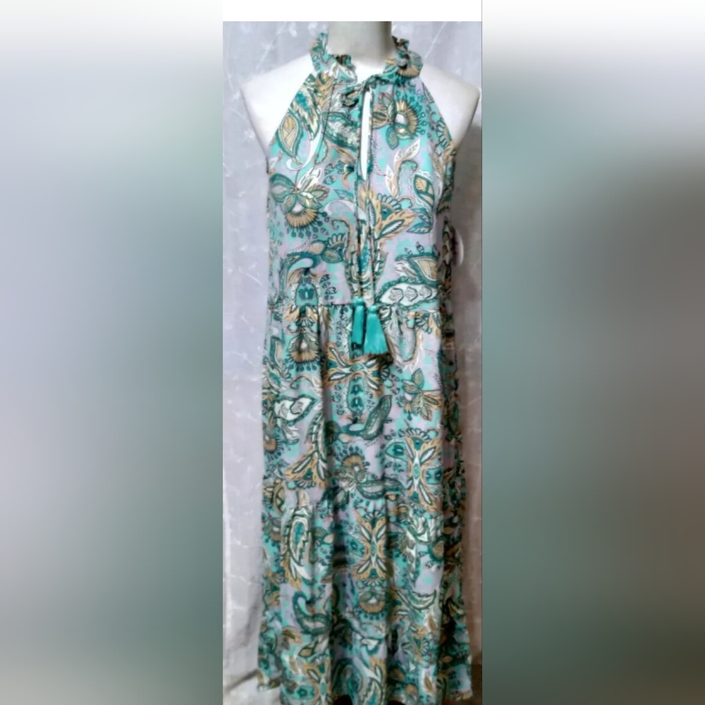 Sold. NWOT HARLOW & ROSE Size M  Shift Dress with Halter Neck Sleeveless.